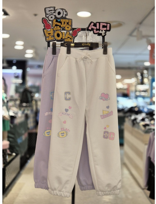 신디키즈 동아쇼핑점 여아"꾸안꾸 데일리스타일@2024년~~봄신상@큐티한스타일 편한스타일 캐주얼룩"치어모티브 상큼 조거팬츠#코디컷 맨투맨이랑 구매해서 입으면 멋진 트레이닝복 셋업##