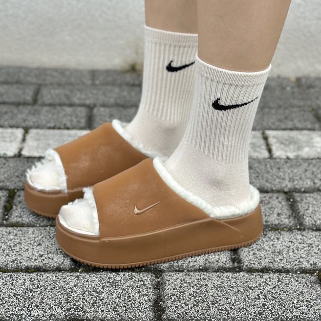 나이키 CMPS 방한 털 슬리퍼 여성 여자 방한화 겨울 퍼 신발 슬라이드 키높이 브라운