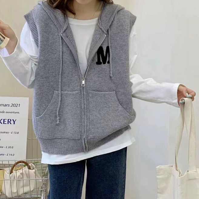 [올리비에클로짓(OLIVIERs CLOSET)] [올리비에스클로젯] 영문 후드 집업 니트 베스트_O2509KV026C