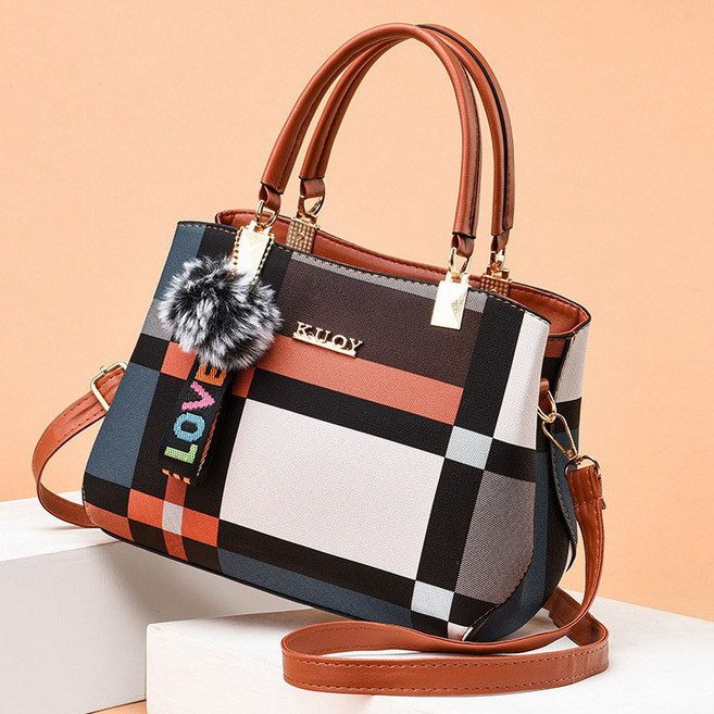 여성 가방 트렌디 모던 체크 디자인 크로스백 숄더백 다양한 스타일링 대용량 일상 필수품 수납 가능 현대적 디자인 소재 시즌 분위기