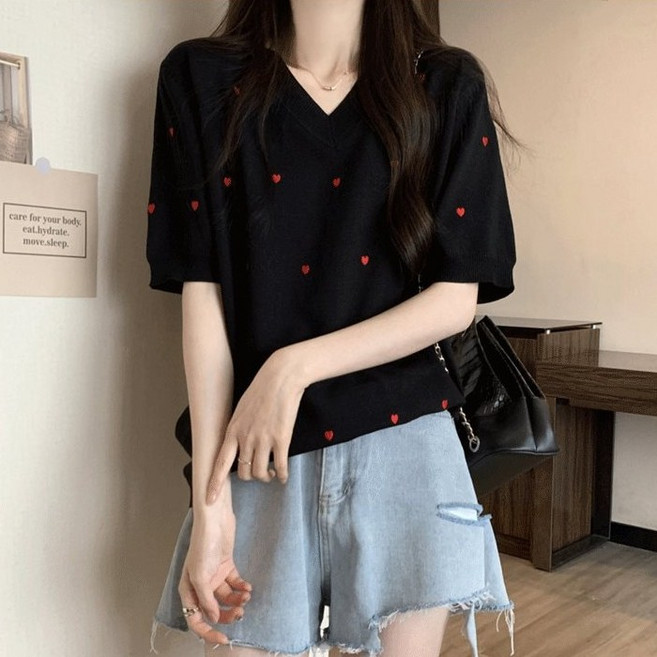 고급스러운 하트포인트 세련된 브이넥 여성스러운 핏 자수 여성 반팔 니트티 오피스룩 상의