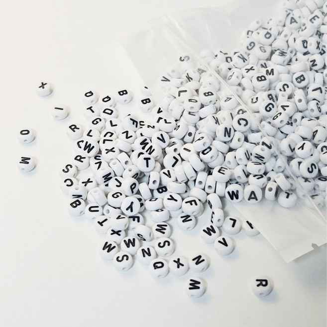 리빙릿 DIY 알파벳 이니셜 비즈 1000개 세트 라운드형 공예재료, 1세트, 화이트블랙