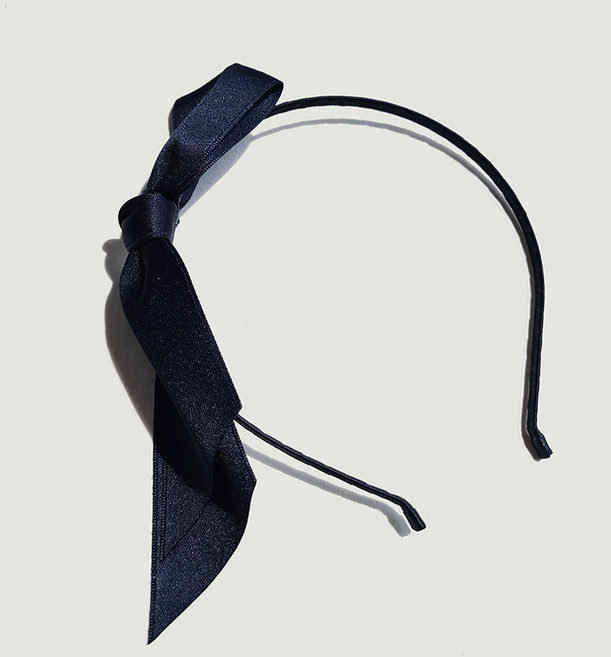 [블링살롱made/국내제작] 핸드메이드 클래식 라벨 새틴 옆 리본 언발 포인트 헤어밴드 1컬러 귀 안아픈 검정 블랙 공단머리띠 웨딩 헤어장식