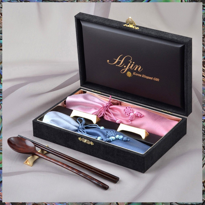 [H.jin 달맞이 고운매화 옻칠수저 2인세트] 집들이선물 이사선물 친구결혼선물 외국인바이어선물 한국전인전통기념품 부모님선물 어버이날 추석선물세트 나무수저셋트 퇴직선물, 1세트, 매화 옻칠수저 2인+주머니2+전통골드받침2+정품케이스, 나무색