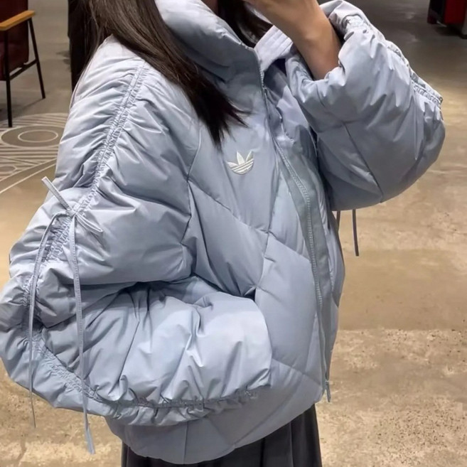 아디다스 우먼스 트레포일 숏 다운 패딩 보우 컴 리본 푸퍼자켓 스카이블루 KC2612