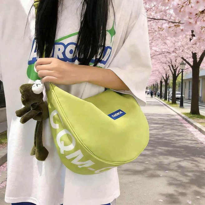 斜挎包 大容量斜挎包 餃子包女通勤單肩日系百搭月牙包, 綠色新升級 底部加固 ,帶青蛙掛件