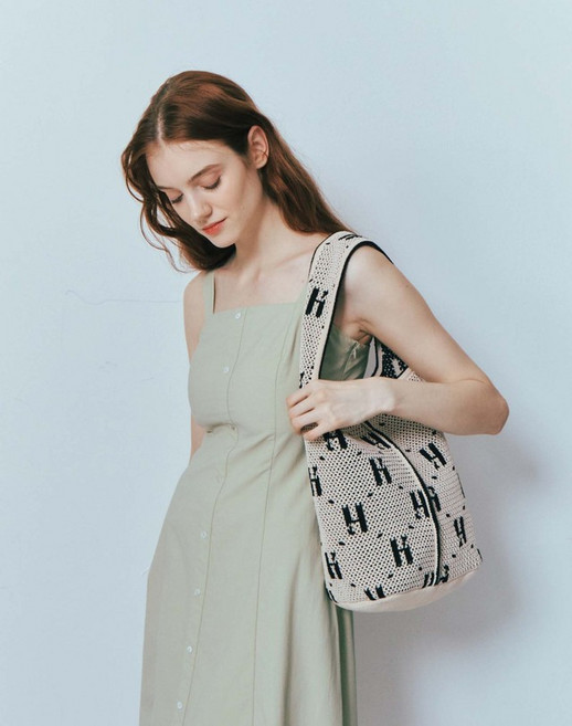 헤지스 숄더백 크로스백 아이보리 시그니처 니트 L 데일리 경량 가방