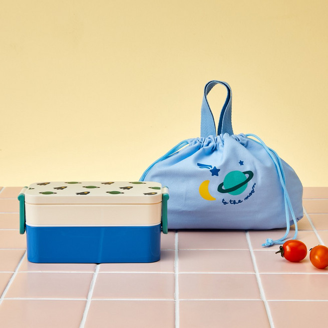 모던하우스 야탑점 2단 플라스틱 어린이도시락(투더문 750ml)_칸막이없음 폴리가방포함_KI0824011, 1개, 사진참조