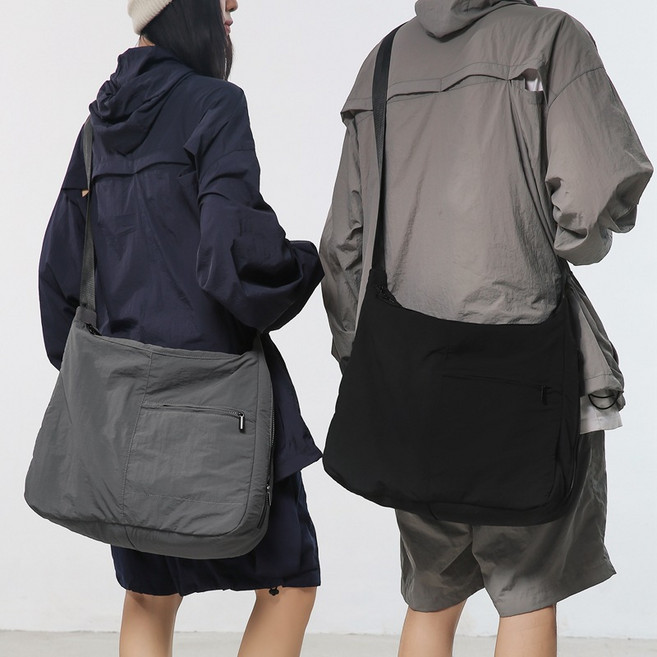 피오니:온 남여공용 심플 대용량 스퀘어바디백