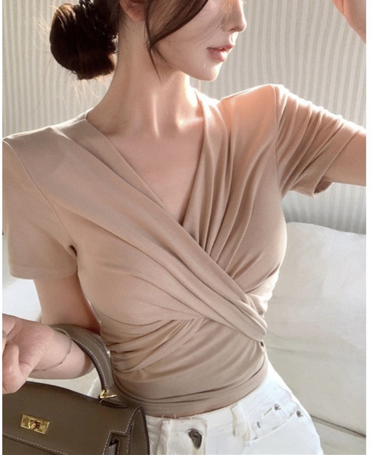 더블공주 데일리룩 가슴꼬임 어깨패드 크롭반팔티