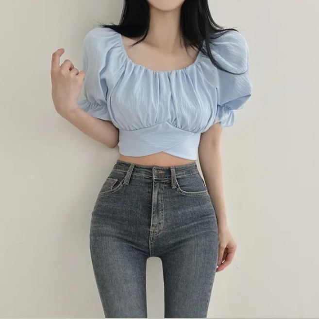 로엘란 뒷리본 스퀘어넥 퍼프소매 크롭 블라우스 R-C70