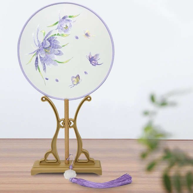 프린트 손 부채 화려한 나무 부채 휴대용 자수 부채 중국 실크 원형 부채 빈티지 태슬 원형 부채 나무 손잡이 비 접이식 부채 댄스 파티 결혼식용 스탠드 포함(21cm, 1개, 우담화