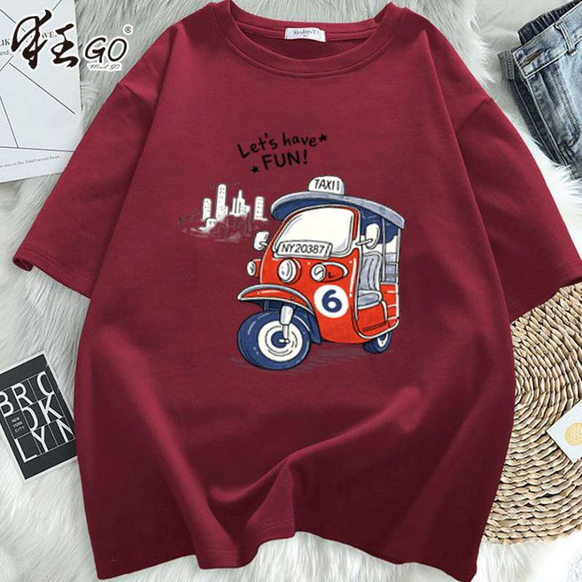 狂GO 嘟嘟車印花短袖T恤 寬鬆透氣上衣, 酒紅色