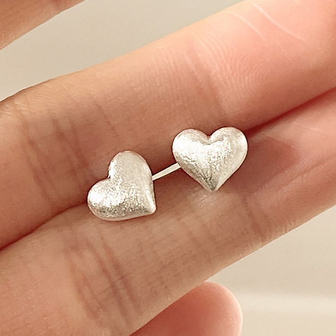 유얼모닝 실버925 무광 하트 볼륨 매트 귀걸이