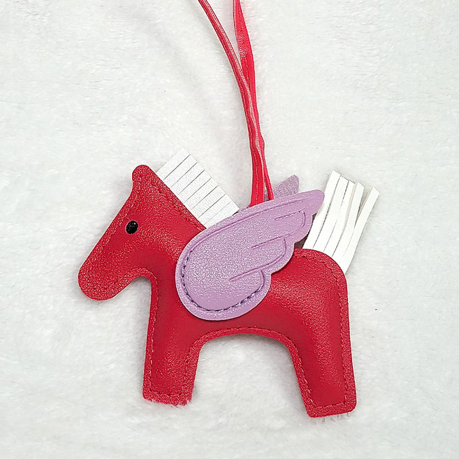 2026 붉은말의 해 행운 날개달린 말 백참 키링, 마젠타, 1개