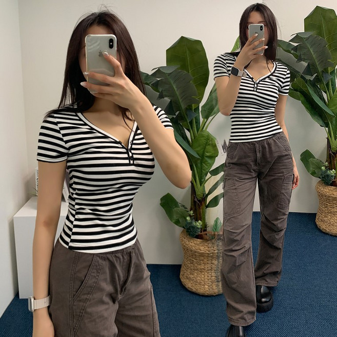 [반애]볼륨핏스트라이프티 반팔 브이넥 단추 슬림 단가라티