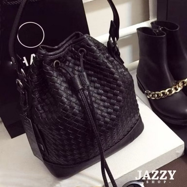 JAZZY SHOP 編織水桶包 柔軟皮革肩背包 大容量束口設計 時尚百搭女用包款, 黑色