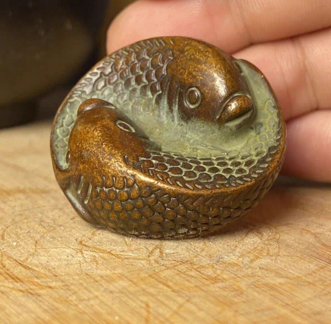 撿漏!之前淘來的實心雙魚擺件文房器雙魚壓紙鎮紙 茶寵茶臺桌面擺件 材質是銅的 長約4釐米 寬約3.8釐米 標價即賣價出 喜歡的直接拍 後內發出!, 如圖所示, 1個