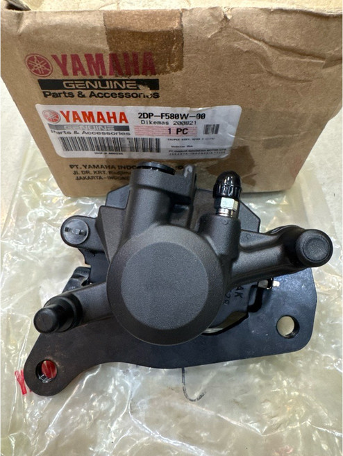 YAMAHA 原廠零件 山葉 MWS150-A 後煞車卡鉗 後卡鉗 煞車皮 2DP-F580W-00 黑色, 1個