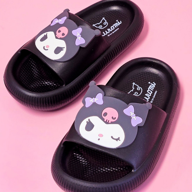 산리오 캐릭터즈 커다란 와펜이 부착된 소프트 쿠션 슬리퍼