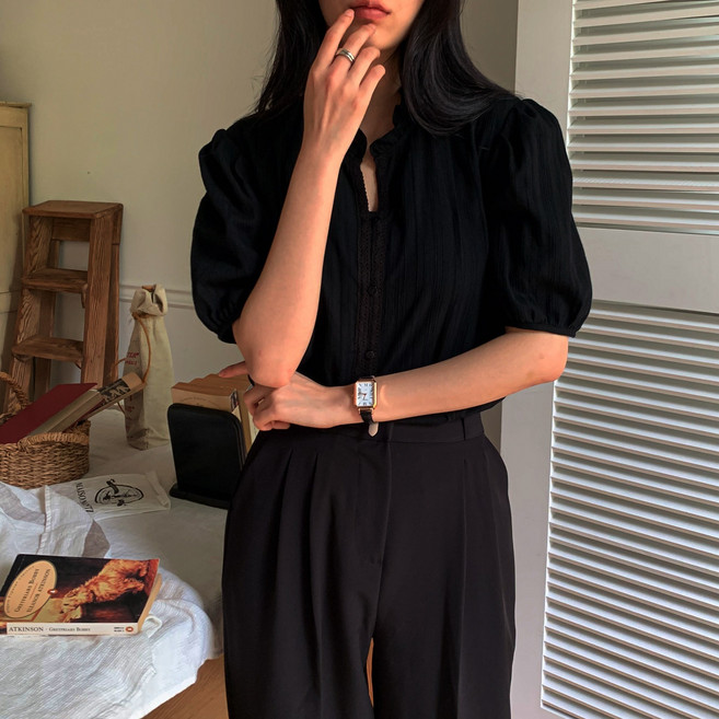 여성 프릴카라 블랙 화이트 블라우스