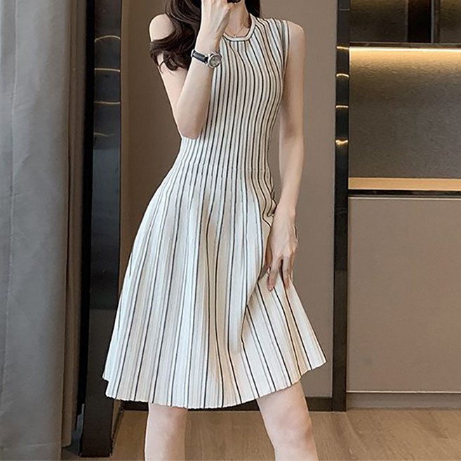 로르카 여성 라운드넥 민소매 스트라이프 A라인 슬림핏 미디 니트 나시원피스 M01032303