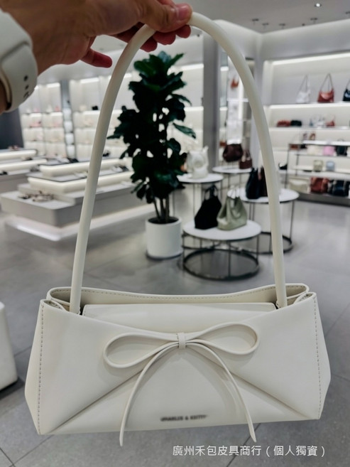 CHARLES & KEITH 蝴蝶結手提包, 法棍奶白色