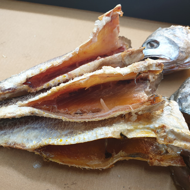 완벽한 수작업 손질 찐보리굴비 250g이상 한마리라도 큰것을 먹어야 제맛 ( 머리 아가미 내장 지느러미 꼬리제거) 5~10마리 머리제거는 (가시만 버리면됨), 10개, 수작업 꼬리 내장제거 1마리 250g이상