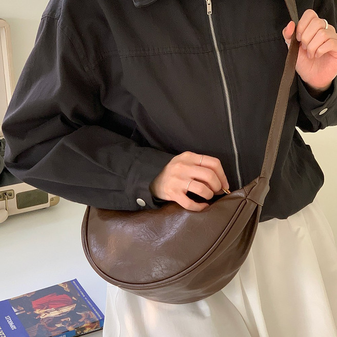 여행용 크로스백 일본여행가방 가죽 반달 크로스백 핸드폰 가방 크로와상백