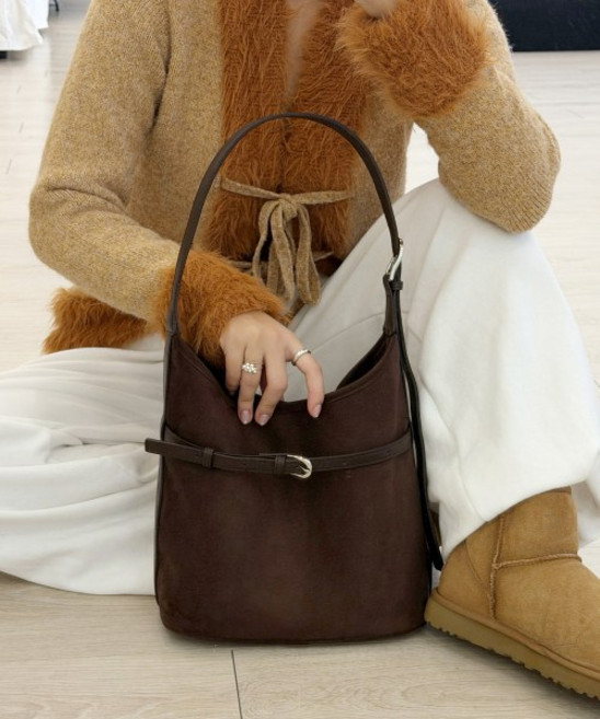 MCLANEE 벨티드 스웨이드 버킷백