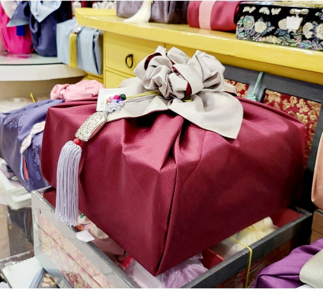 버건디 이바지용 안동소주 선물 보자기포장 세트 ﻿(버건디+아이보리 실크겹보자기 + 사각당초노리개+ 구슬매듭), 1세트