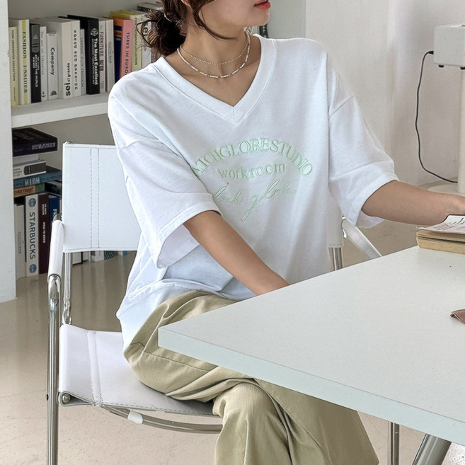 데일리앤 어블 5부 얇은 브이넥 맨투맨 오버핏 자수 레터링 쭈리 반팔 티셔츠