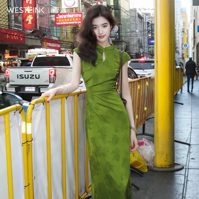 新中式改良旗袍女2026年夏季新款提花水滴領修身無袖連衣裙