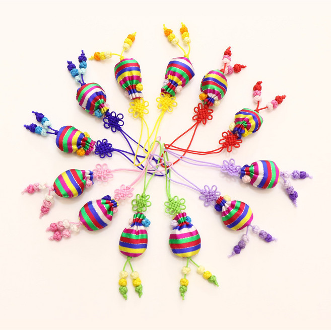전통매듭 전통노리개 나비매듭 국화매듭 장신구줄 휴대폰줄 장식소품, 50개, 색동복주머니 매듭