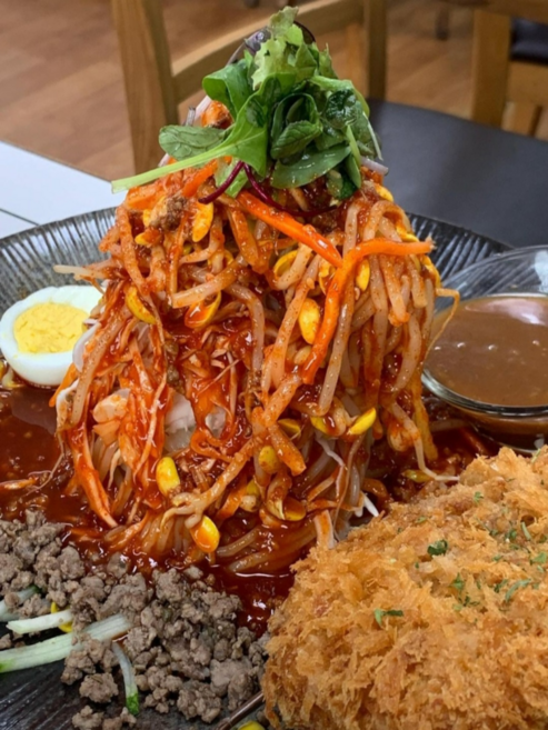 왕비돈까스 소고기 매콤 쫄면 밀키트 (2인분) (쌀 쫄면 2개 + 과일소스 2개 + 소고기 100g 구성) 국민쫄면 간편한조리 BEST메뉴, 1개