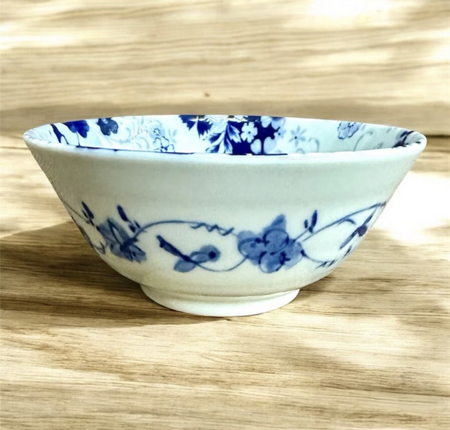日本製造 藍白花陶瓷碗, 1個, 青花色 日本美濃燒藍彩繁花6吋（15公分）陶瓷碗直徑15公分 高6.5公分