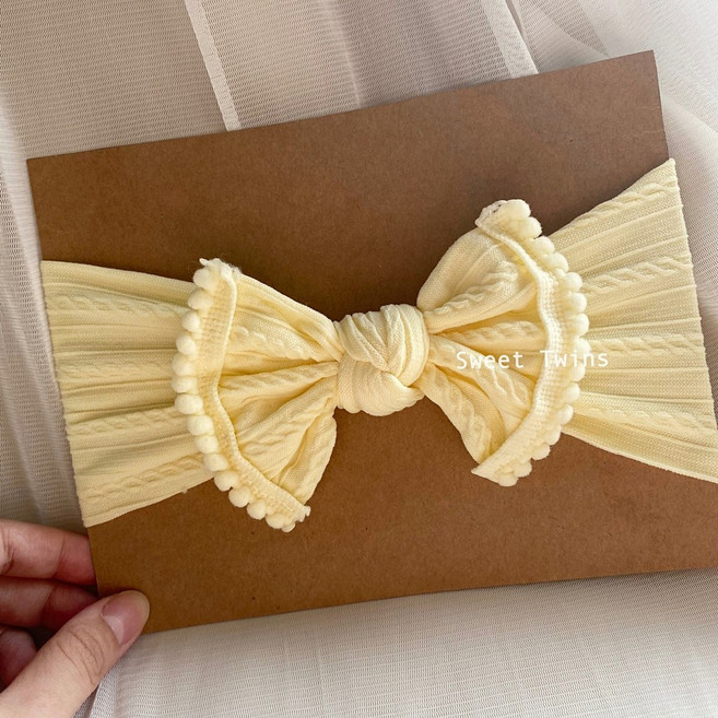 Sweet Twins 柔軟超彈力提花毛球蝴蝶結嬰兒髮帶 新生兒滿月寶寶攝影頭飾 黃米色