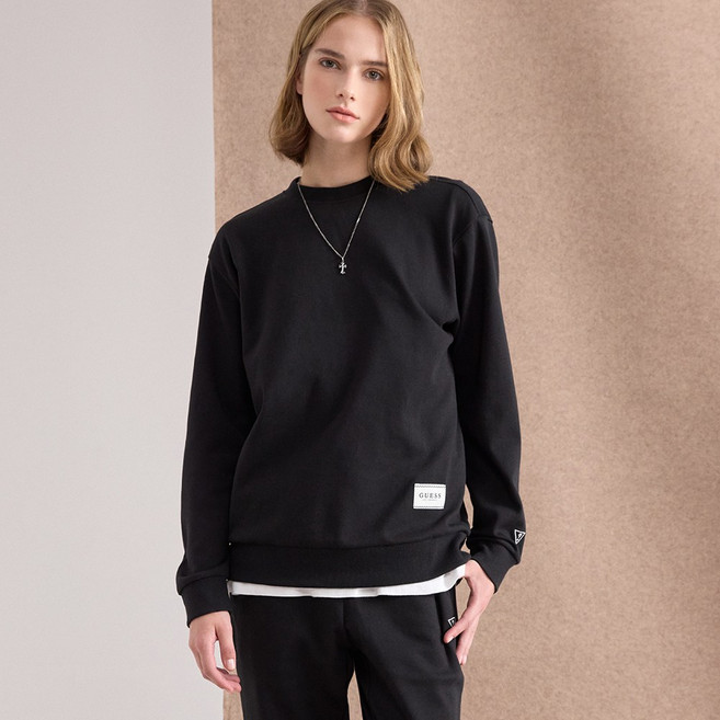 게스언더웨어 와펜 포인트 여성 맨투맨 - 블랙