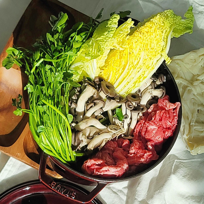 [씰룩농장] 소고기 얼큰 샤브샤브 밀키트 미나리 버섯 모듬세트 칼국수 포함 2~3인