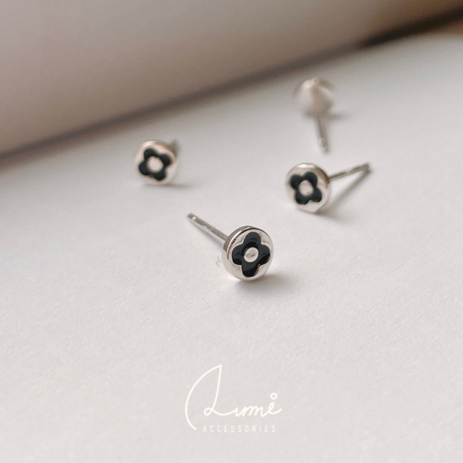 ALUMI 黑色小花 S925純銀 小圓牌 耳環 養耳棒