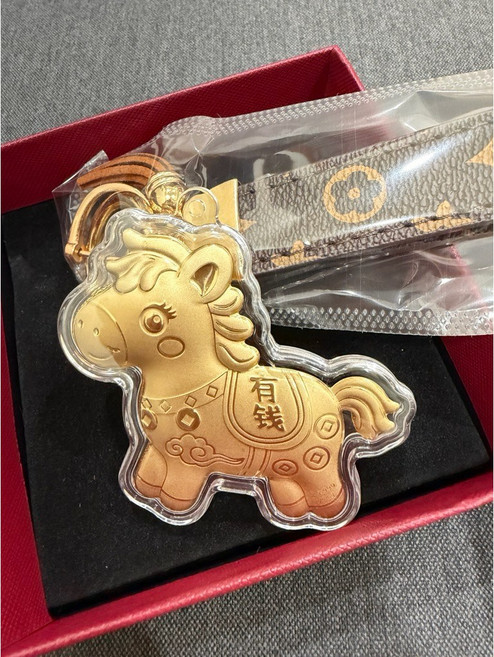 金大囍銀樓 999純金 黃金小馬吊飾, 1個, 現貨馬上有錢+咖色皮繩,附贈禮盒+提袋, 金