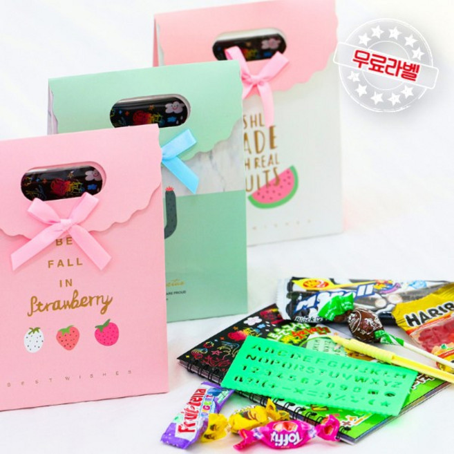 슬기마트 어린이 유치원 생일답례 단체 행사 선물 간식 6종 손잡이 상자 스크래치북 간식 선물세트 교회 성당 학교 선물, 1세트, 스크래치북+간식 가방