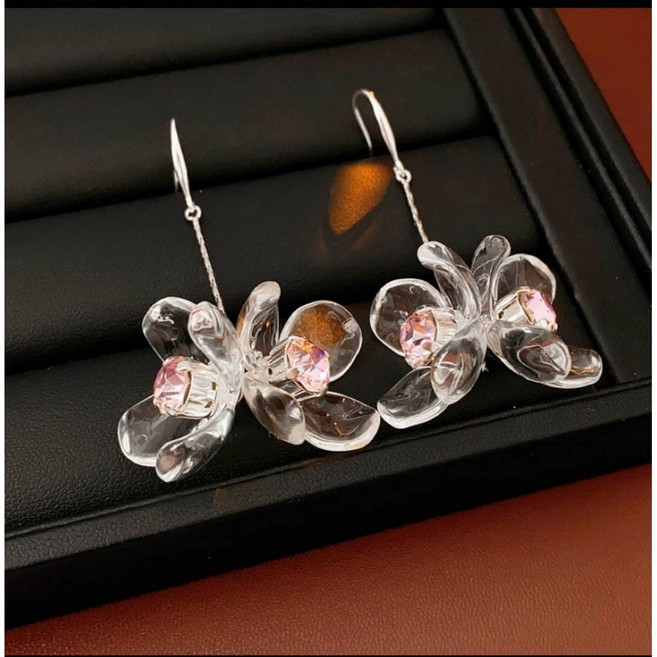 圓鑽透明花瓣夾式耳環 免耳洞設計 輕盈舒適 百搭時尚。
