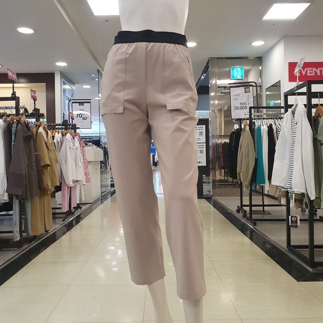 샤트렌 여름 캐쥬얼 베기 팬츠 허리 고무 밴딩이며 착장시 편하게 옆지퍼도 있음 아웃포켓이 스타일리시한 디자인의 베기핏 바지