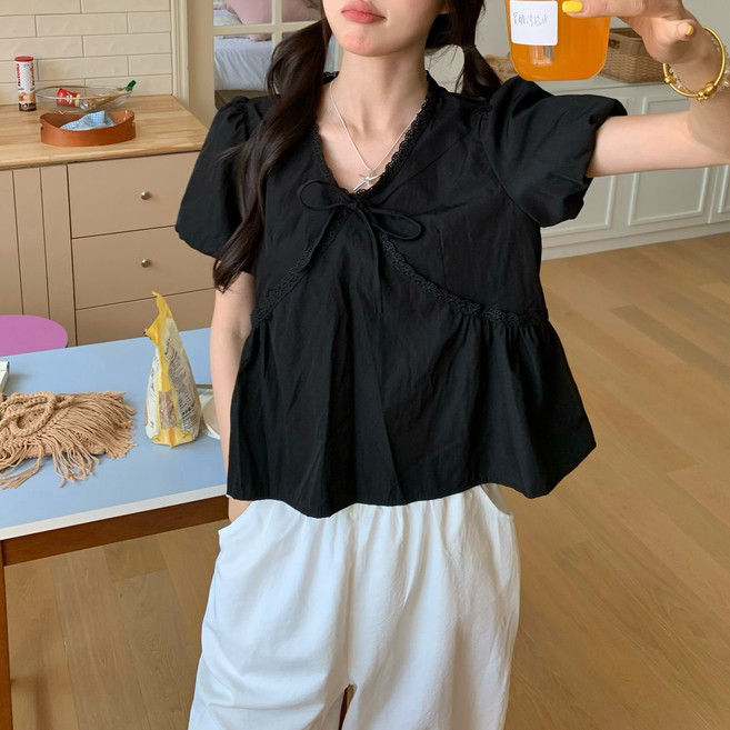 쪼예 브이넥 레이스 퍼프 리본 세미크롭 반팔 블라우스