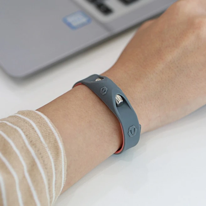 힐비스 미세전류 팔찌 손목 팔목 통증 티타늄 건강팔찌 스포츠 골프, 그레이/핑키, 1개 - 쿠팡