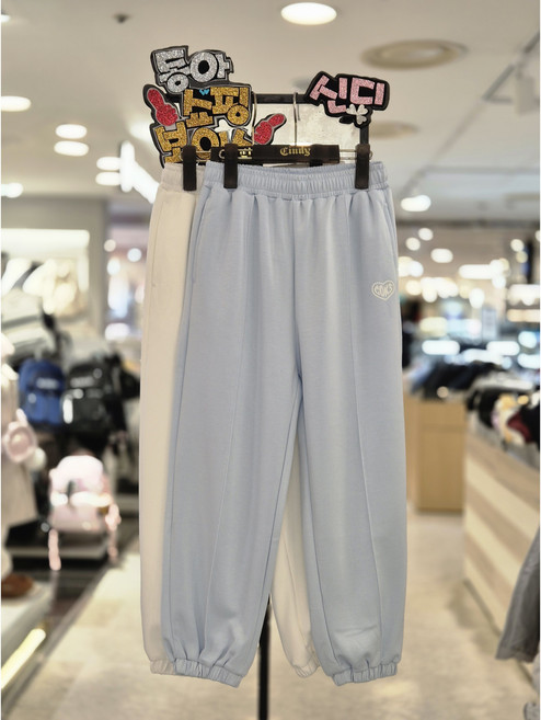 신디키즈 동아쇼핑점 여아"꾸안꾸 데일리 스타일@2026년~봄신상@큐티한스타일 편한스타일 캐주얼룩"말랑 핀턱 조거팬츠@코디컷 레이어드 맨투맨 구매해서 셋업으로 입으셔도 멋진 상하복@