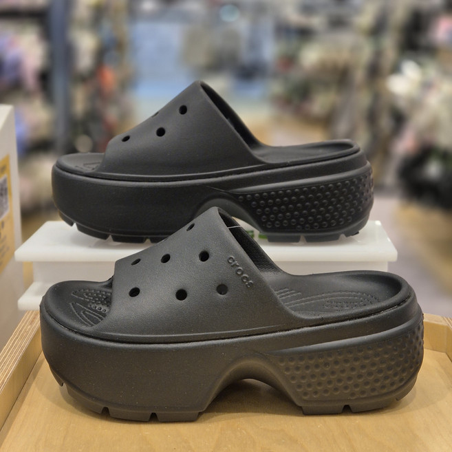 크록스 공식 [ 툭가 ] 여성용 통굽 슬리퍼 [ 블랙 ] 스톰프 슬라이드 심플하지만 통굽으로 예쁘고 편안하게 여름 휴가용으로 딱!