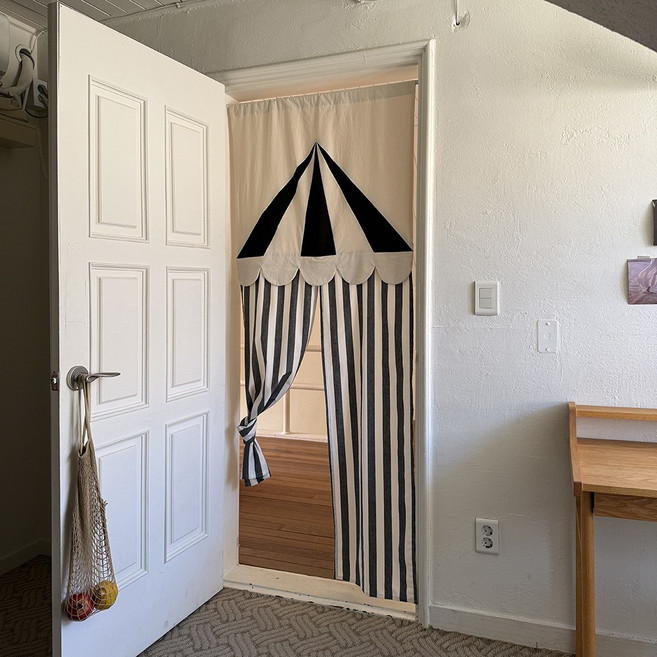 써커스 플레이 커튼 - 블랙