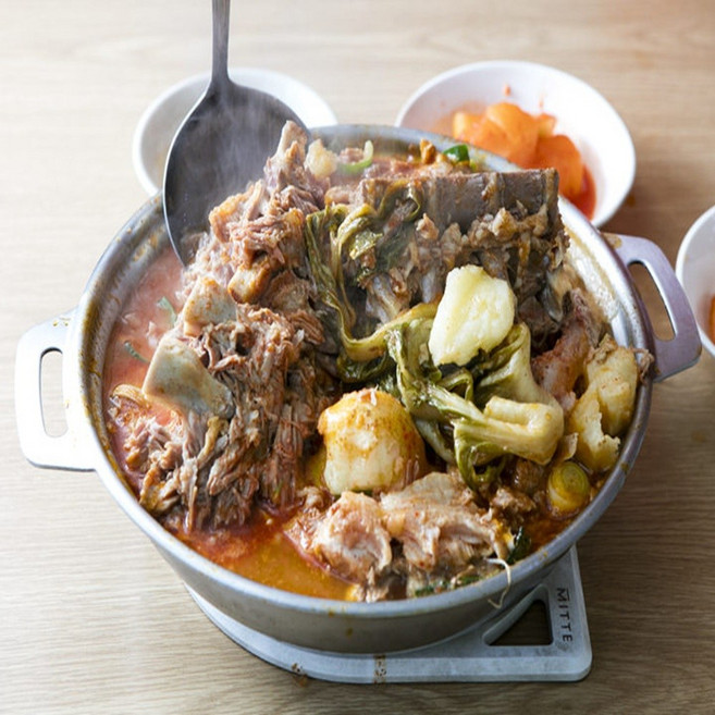 [마성의감칠맛] 흑돼지 냉동 등뼈 감자탕용, 3개, 1kg